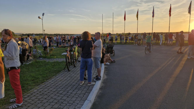 Tłumy Torunian przyjechały na lokalne lotnisko żeby obserwować zaćmienie Słońca