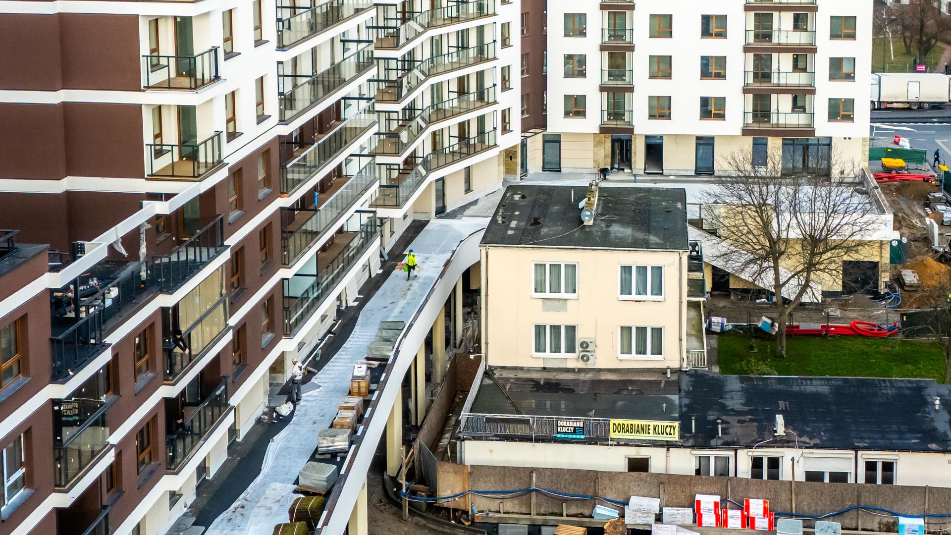 Dom otoczony blokiem przy ul. Bacha 35 w Warszawie