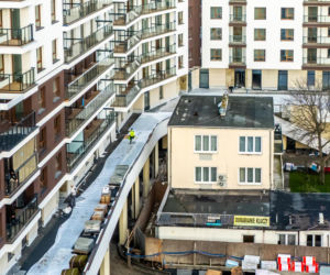 Dom otoczony blokiem przy ul. Bacha 35 w Warszawie