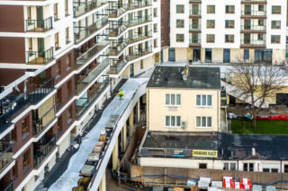 Dom otoczony blokiem przy ul. Bacha 35 w Warszawie