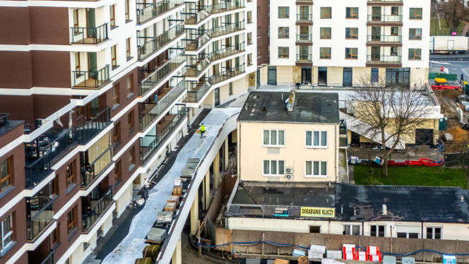 Dom otoczony blokiem przy ul. Bacha 35 w Warszawie