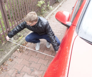 Źle zaparkowany Volkswagen Golf V prezydenta Andrzeja Dudy