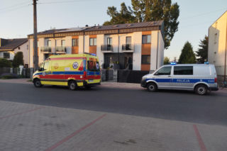 Dziecko wypadło z pierwszego piętra szeregowca przy ul. Chełmońskiego w Siedlcach. Interweniował śmigłowiec LPR