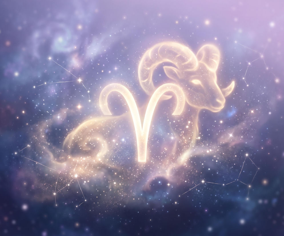 Świecący symbol znaku zodiaku Barana na tle gwieździstego nieba. O horoskopie na dziś przeczytasz na portalu Eska.