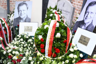 Tak teraz wygląda grób Jana Frycza. Mnóstwo wieńców, choć pojawiła się prośba o nieprzynoszenie kwiatów!