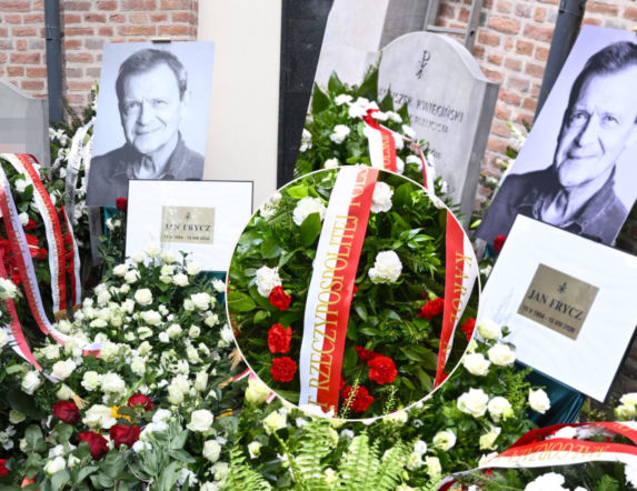 Tak teraz wygląda grób Jana Frycza. Mnóstwo wieńców, choć pojawiła się prośba o nieprzynoszenie kwiatów!