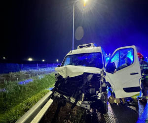 Nocne zderzenie osobówki i busa na S61 w rejonie Kisielnicy