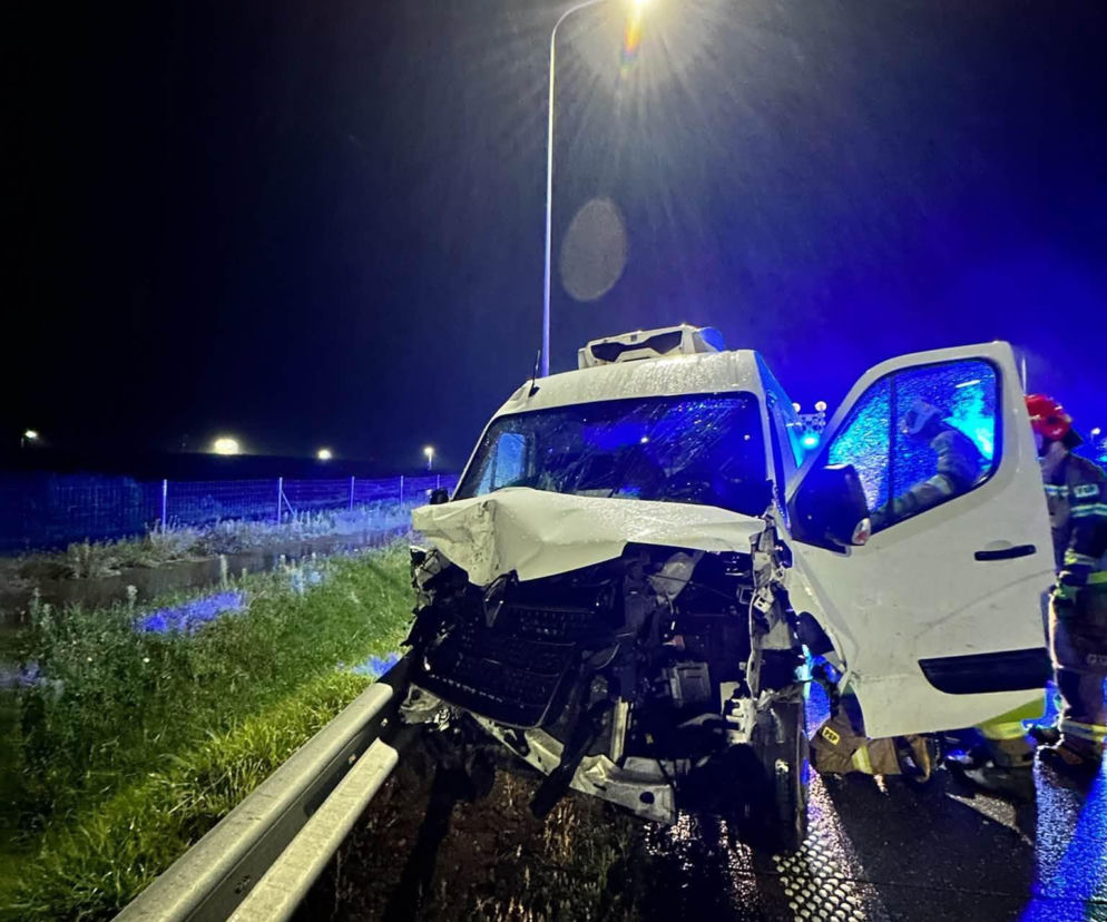 Nocne zderzenie osobówki i busa na S61 w rejonie Kisielnicy