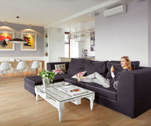Industrialna sofa i klasyczny stolik stanowią idealne połączenie stylów