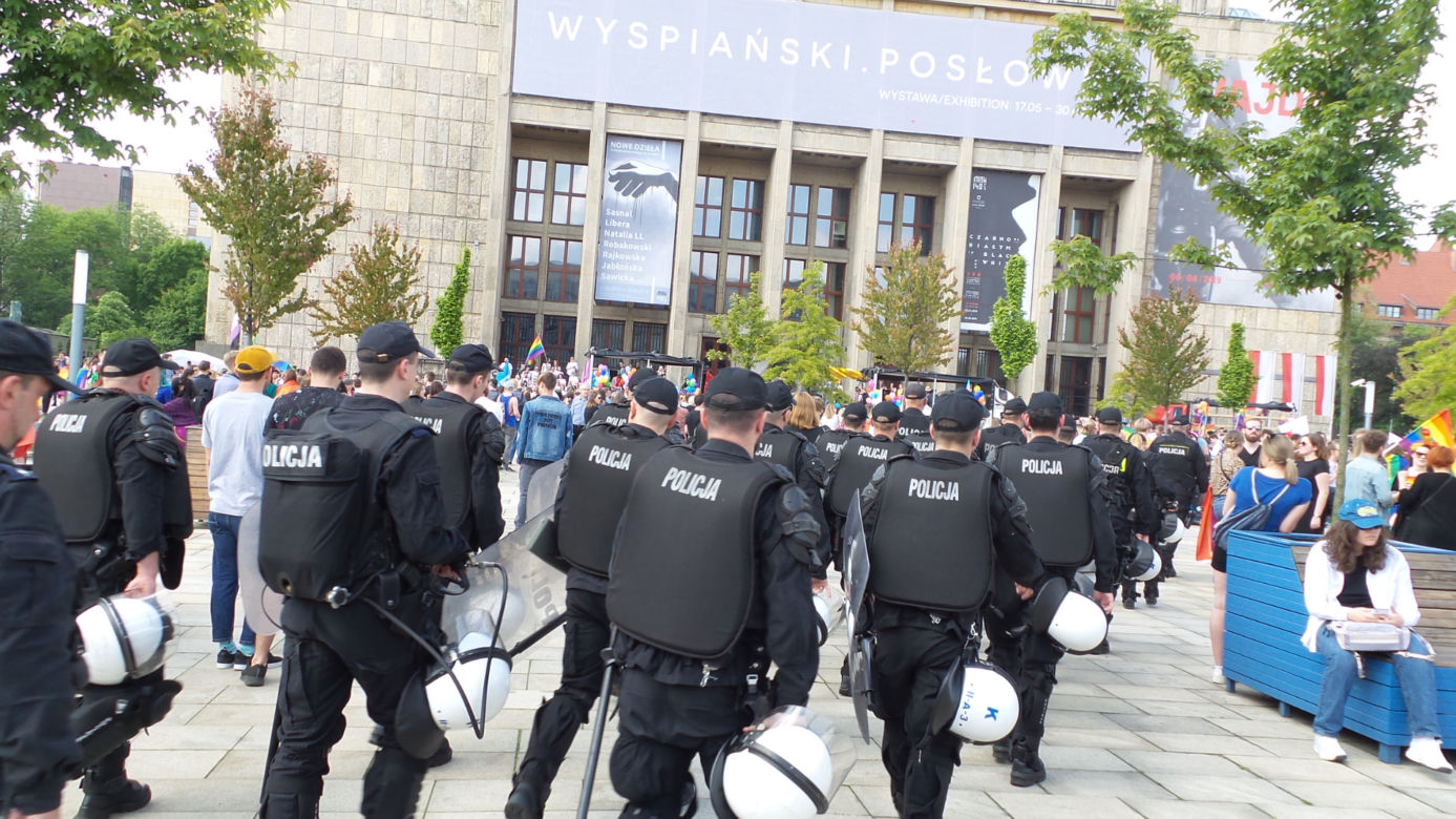 Gigantyczne siły policji zabezpieczały Marsz Równości i kontrmanifestacje w Krakowie