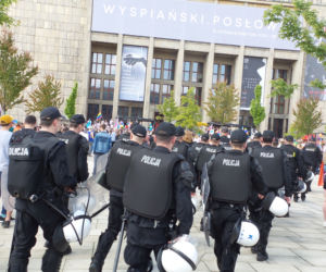 Gigantyczne siły policji zabezpieczały Marsz Równości i kontrmanifestacje w Krakowie