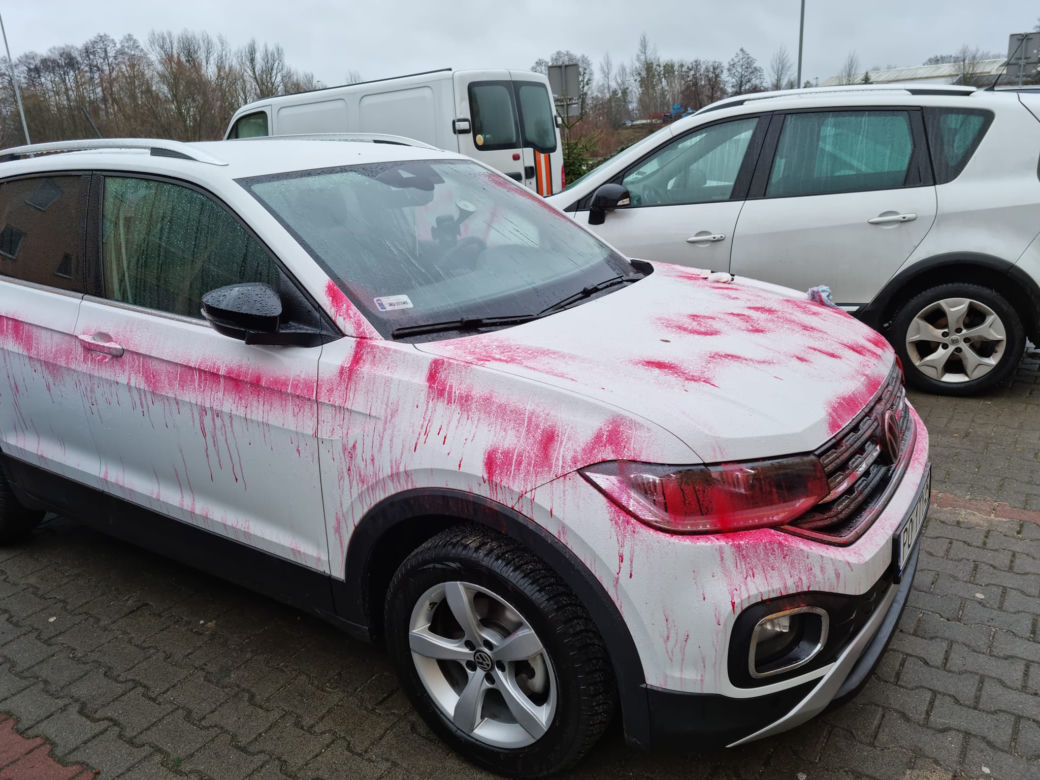 Wandal zniszczył auto pani Magdy! W Wągrowcu huczy od plotek