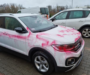 Wandal zniszczył auto pani Magdy! W Wągrowcu huczy od plotek