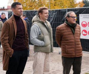 Barwy szczęścia, odcinek 3340. Hubert (Marek Molak), Darek (Andrzej Niemyt), Jerzy (Bronisław Wrocławski)