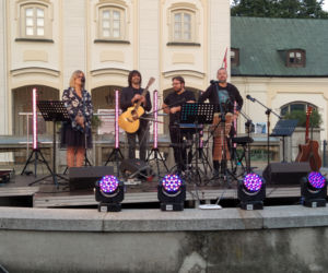 Spotkanie autorskie Artura Ziontka i koncert siedleckich artystów przy fontannie 18.08.2021