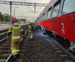 Pod wagonem kolejowym wybuchł pożar. Ewakuacja 250 osób