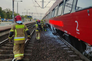 Pod wagonem kolejowym wybuchł pożar. Ewakuacja 250 osób