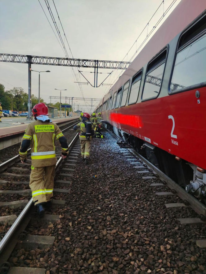Pod wagonem kolejowym wybuchł pożar. Ewakuacja 250 osób