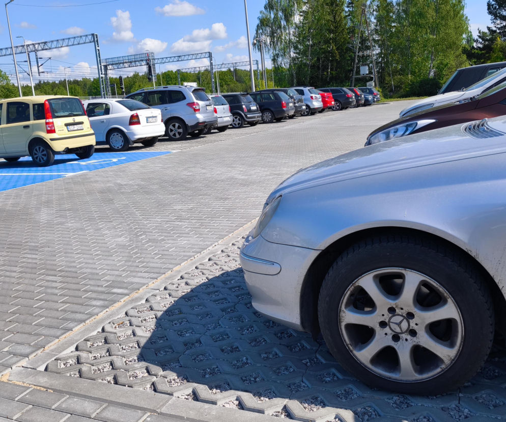 Szereg samochodów na parkingu pod sklepem. O skargach kierowców do UOKiK przeczytasz na SE Superbiz.