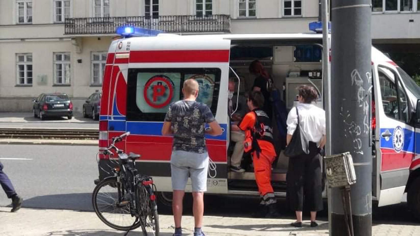 Po chodniku pociekła krew. Rozpędzony rowerzysta staranował emeryta. Tragedia w Al. Solidarności
