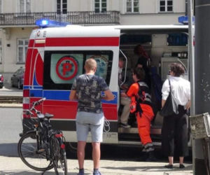 Po chodniku pociekła krew. Rozpędzony rowerzysta staranował emeryta. Tragedia w Al. Solidarności