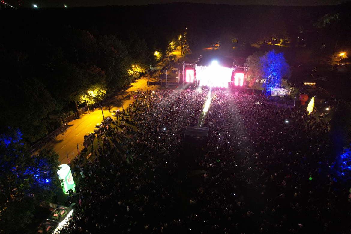Juwenalia Śląskie w Katowicach gromadzą tysiące studentów pod sceną na Muchowcu