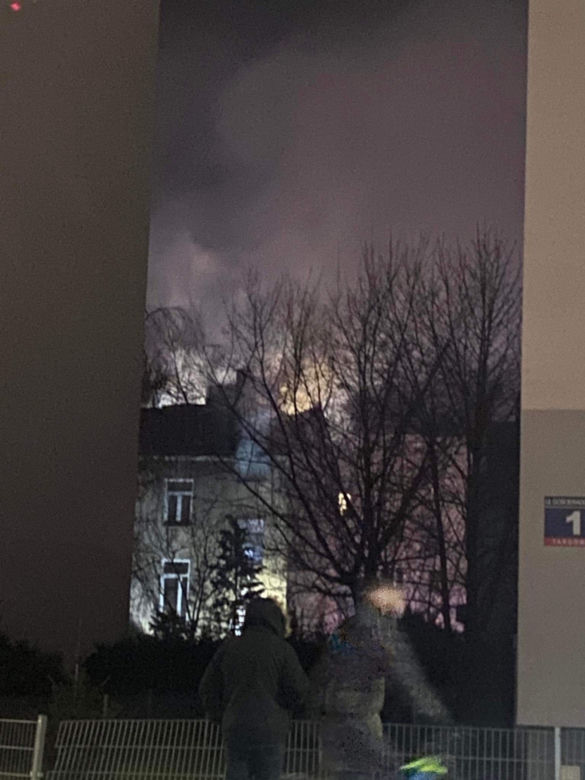 Wielki dym i ogień na Targówku. Pożar kamienicy, w akcji strażacy