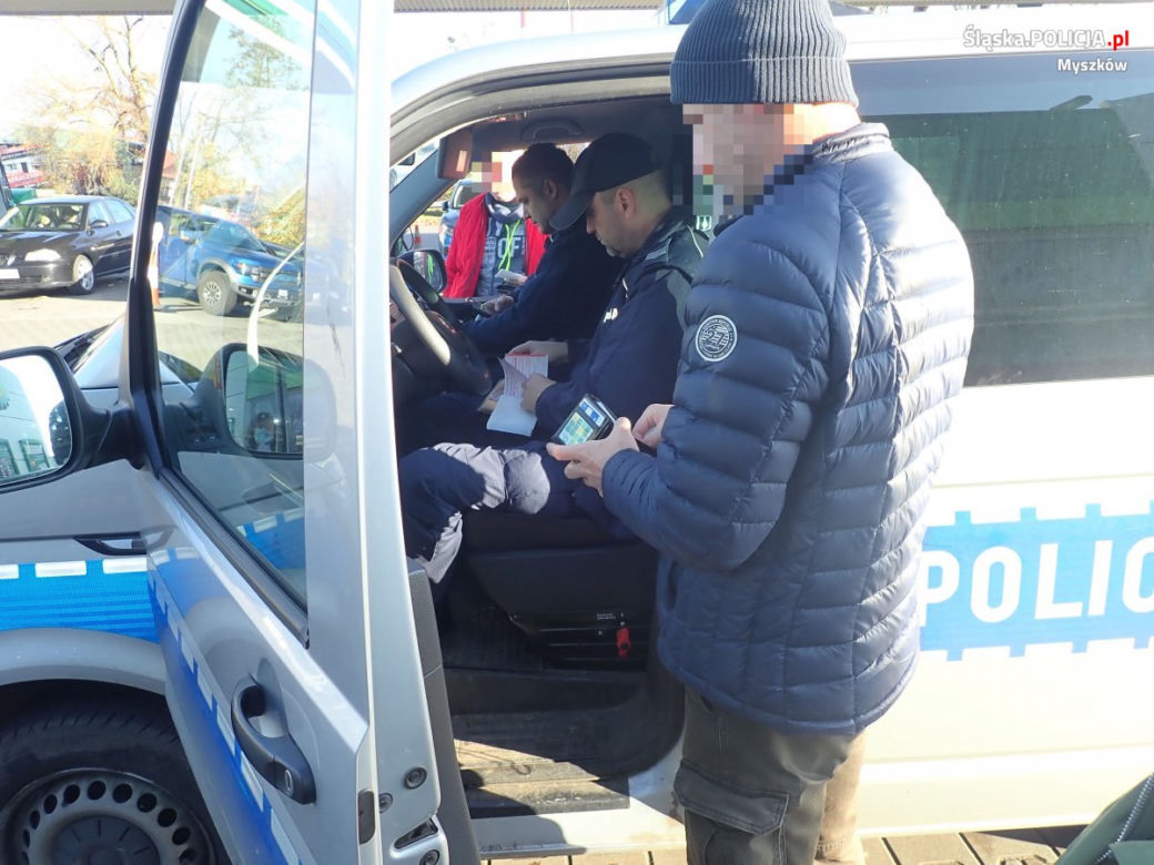 Śląskie: W komunikacji miejskiej i sklepach coraz więcej policyjnych patrol. Rośnie liczba mandatów za brak maseczki