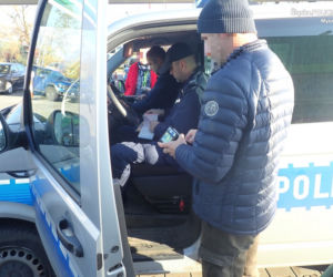 Śląskie: W komunikacji miejskiej i sklepach coraz więcej policyjnych patrol. Rośnie liczba mandatów za brak maseczki