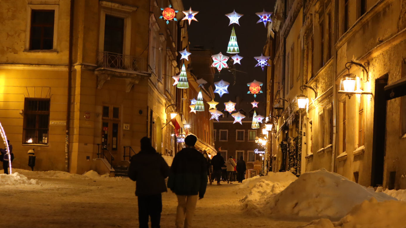 Lublin wieczorową porą. W mieście świąteczne ozdoby i hałdy śniegu. Zobacz zdjęcia!