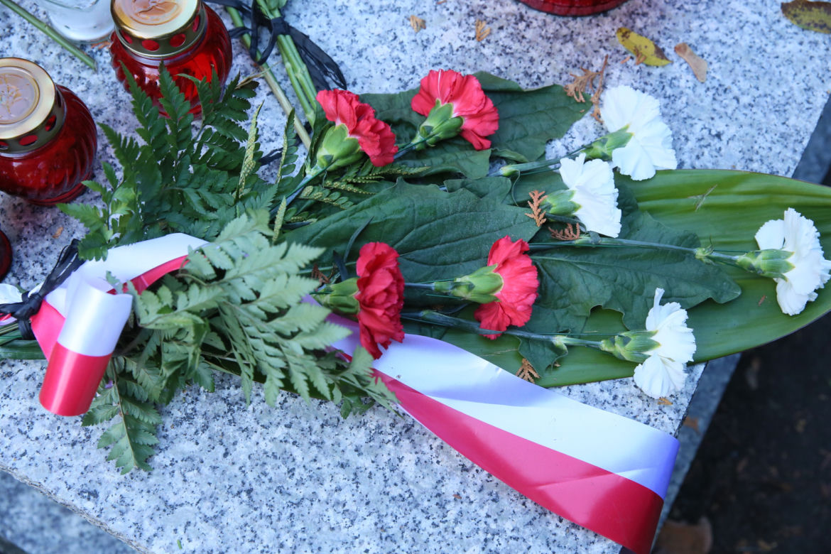 Grób Jerzego Urbana. Dzień po pogrzebie z pomnika zniknęła wódka!