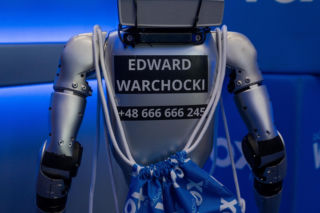 Robot Edward w VOX FM