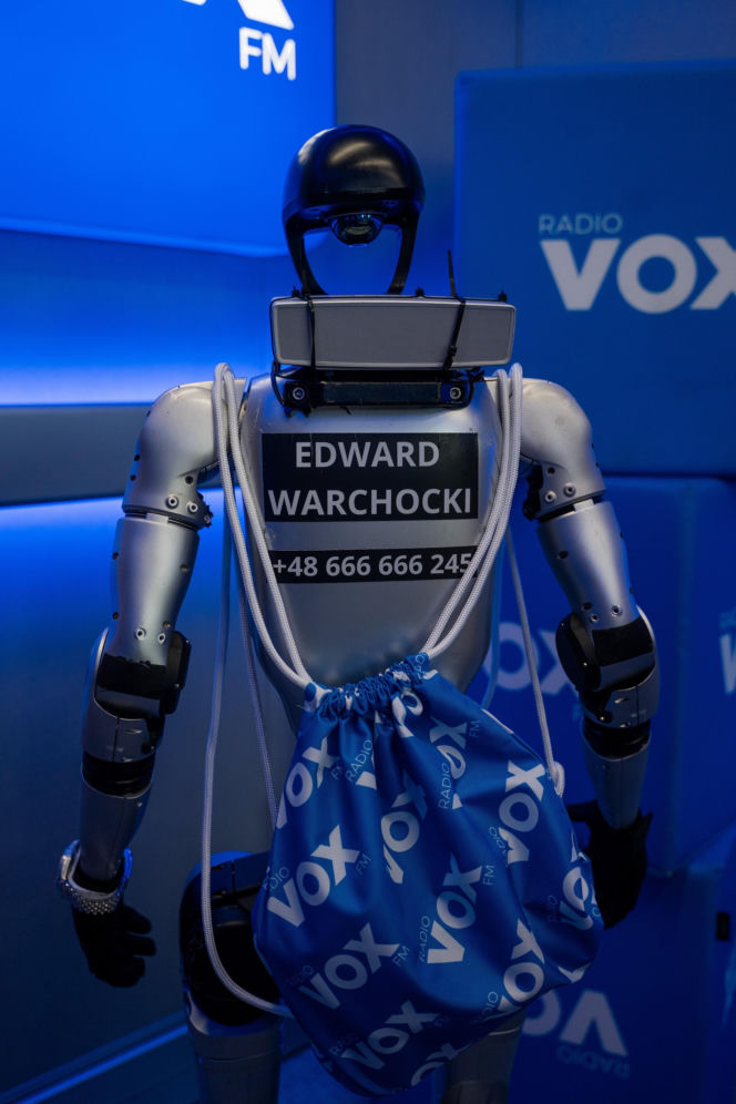 Robot Edward w VOX FM