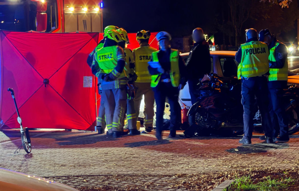 Motocyklista chciał wyprzedzić dwa auta. Uderzył w trzecie. Zginął.