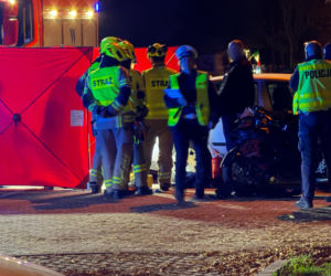Motocyklista chciał wyprzedzić dwa auta. Uderzył w trzecie. Zginął.