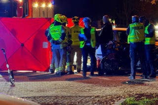 Motocyklista chciał wyprzedzić dwa auta. Uderzył w trzecie. Zginął.