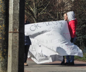 Protest przed szpitalem w Łomzy - NIE dla szpitala zakaźnego