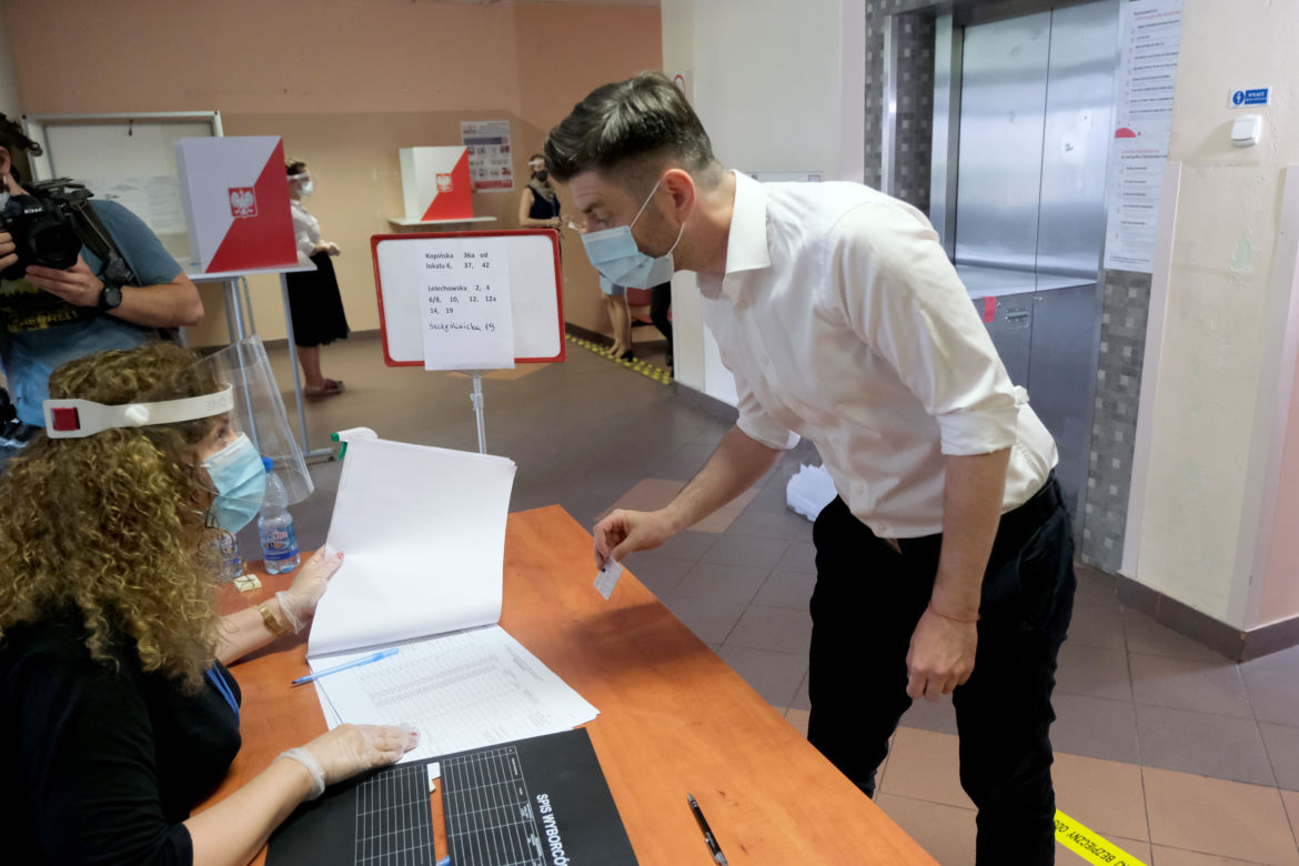 Wybory 2020 Robert Biedroń ze swoim partnerem Krzysztofem Śmiszkiem oddali głosy