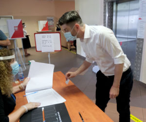 Wybory 2020 Robert Biedroń ze swoim partnerem Krzysztofem Śmiszkiem oddali głosy