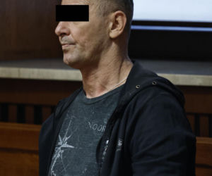 „Sztuczną szczękę wepchnięto jej do gardła”. Przerażające ustalenia. W mieszkaniu w Warszawie znaleziono cztery ciała