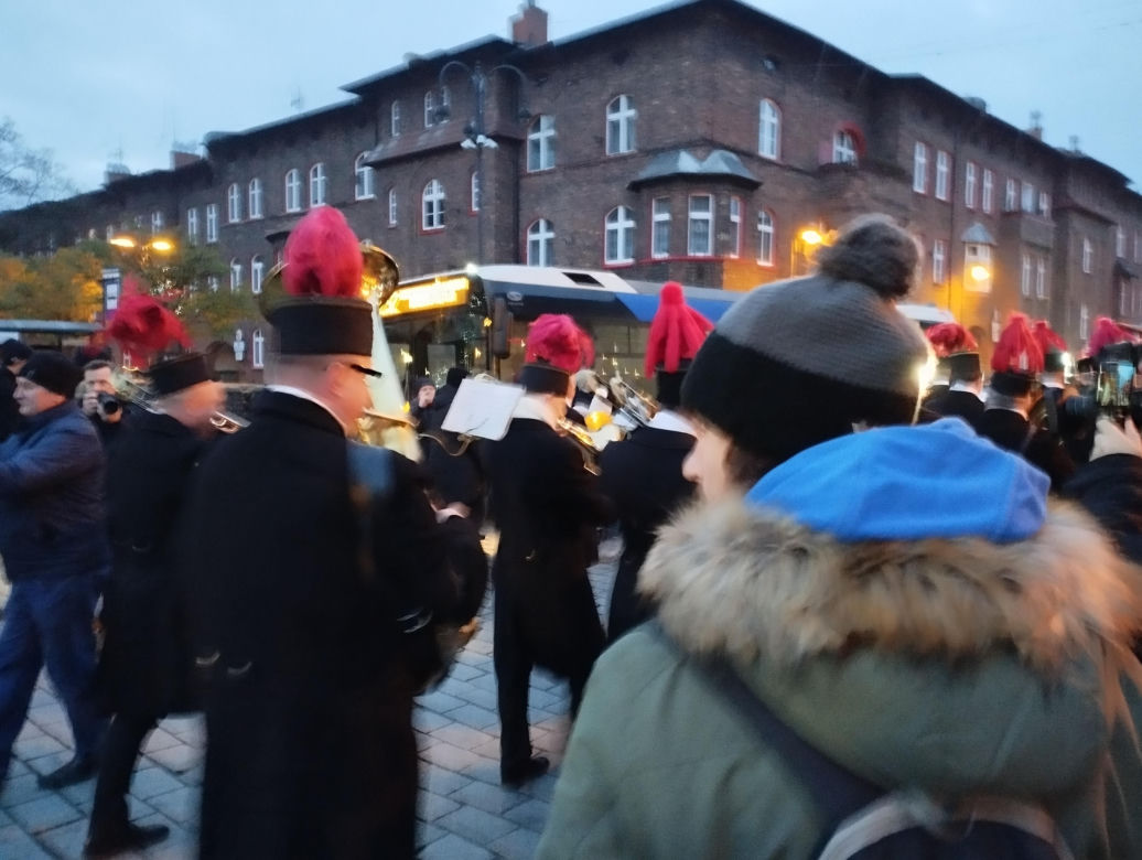 Barbórka 2024. Górnicza orkiestra robi pobudkę na Nikiszowcu