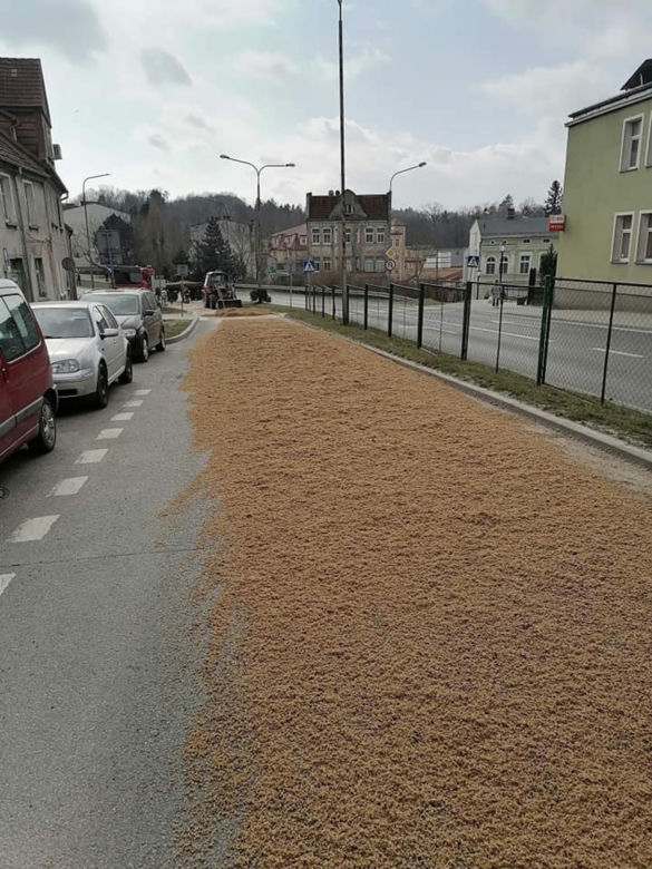 Młóto wysypało się na główną ulicę w Połczynie-Zdroju