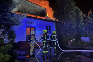 Pożar hal produkcyjnych w Bramkach