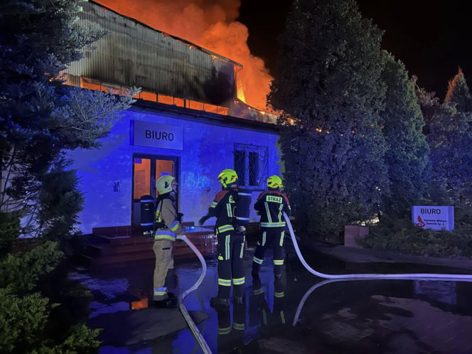 Pożar hal produkcyjnych w Bramkach