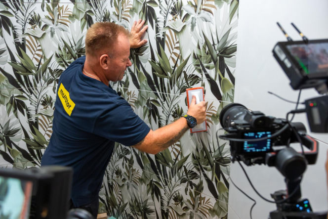 Murator Remontuje, Klejenie i fugowanie płytek