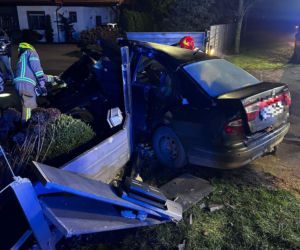 Z impetem uderzył w ogrodzenie w Ziemnicach niedaleko Leszna. Tyle zostało z pojazdu