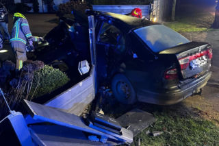 Z impetem uderzył w ogrodzenie w Ziemnicach niedaleko Leszna. Tyle zostało z pojazdu