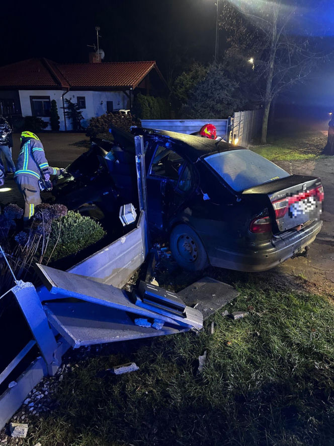 Z impetem uderzył w ogrodzenie w Ziemnicach niedaleko Leszna. Tyle zostało z pojazdu