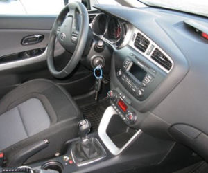 Nieoznakowane radiowozy Kia Cee'd dla policji