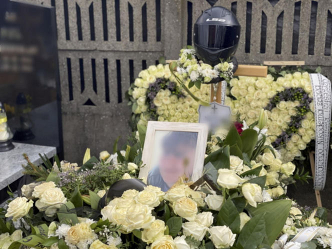 Grób Nikodema utonął w kwiatach